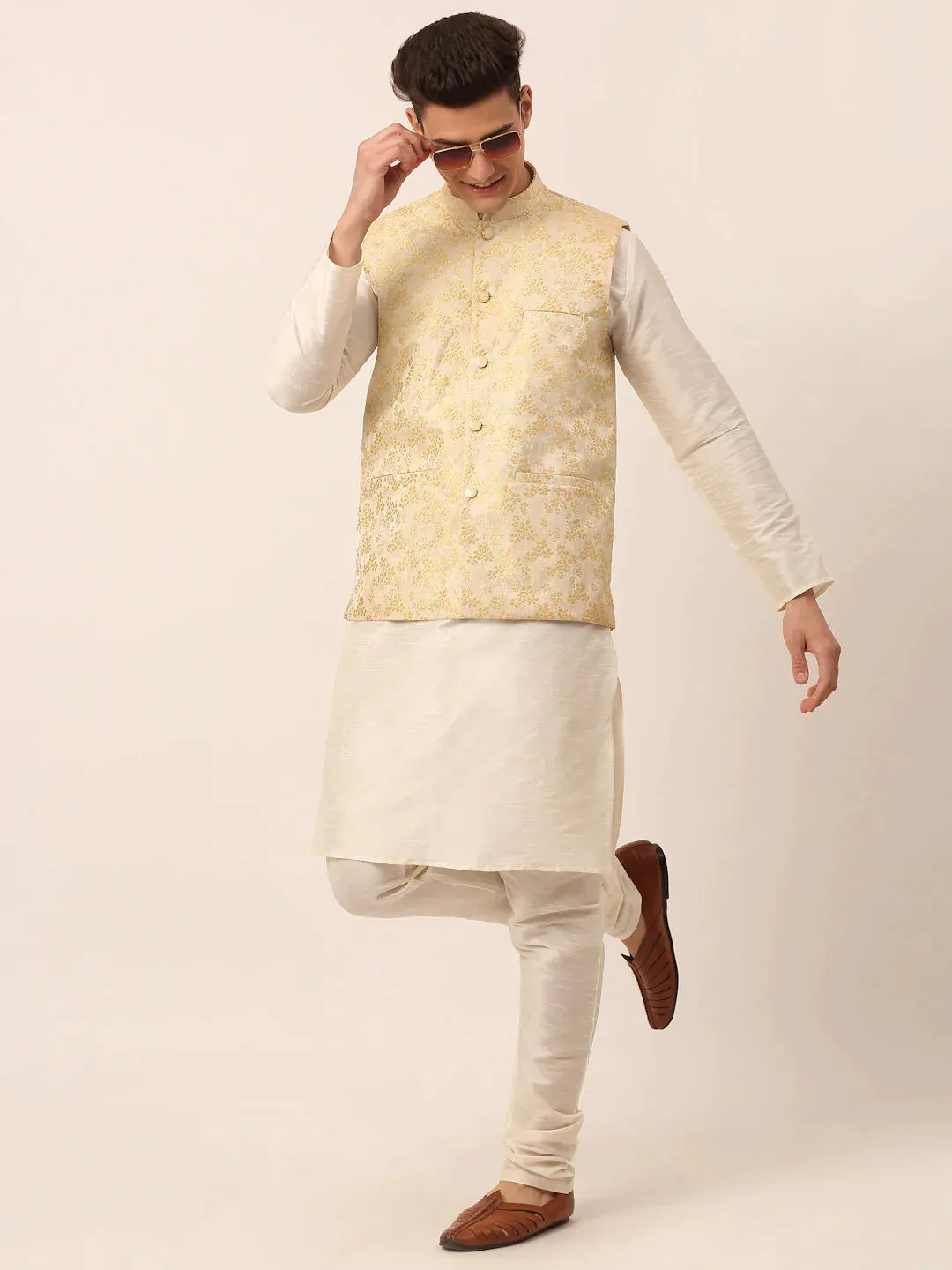 Men'S Solid Kurta Pyjama With Golden Floral Embroidered Nehru Jacket